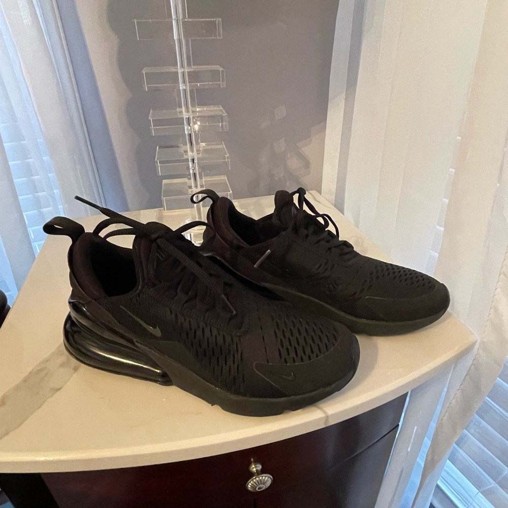 NIKE Air Max 270